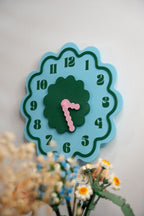 Horloge murale multicolore Frida | Mouvement silencieux, imprimé en PLA recyclé